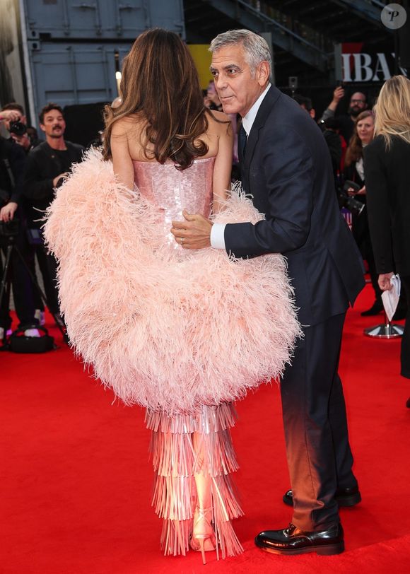 George Clooney, accompagné de son épouse Amal, foule le tapis rouge lors de la première de Jay Kelly au Royal Festival Hall pendant le Festival du film de Londres 2025. © Backgrid UK/ Bestimage
