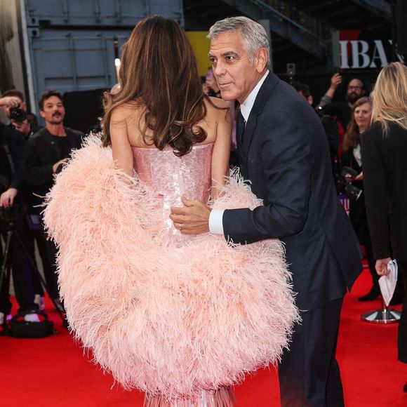 George Clooney, accompagné de son épouse Amal, foule le tapis rouge lors de la première de Jay Kelly au Royal Festival Hall pendant le Festival du film de Londres 2025. © Backgrid UK/ Bestimage