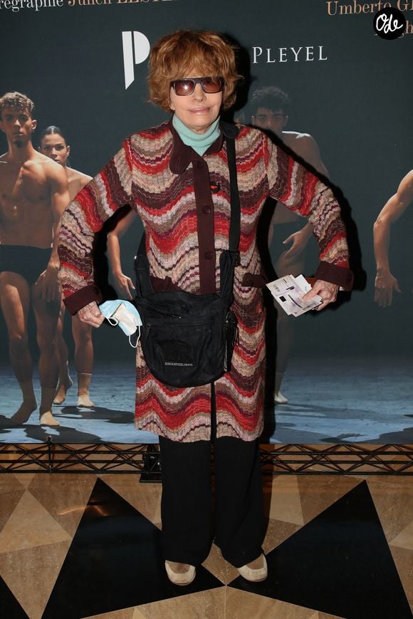 Elle choisit de ne pas s’attarder sur la mort, mais sur les souvenirs heureux. Elle convoque ses proches disparus autour d’une table, sur un plateau de cinéma ou en vacances.

Exclusif - Nadine Trintignant - People lors de la représentation du ballet de danse "Mosaïques" de J.Lestel à la Salle Pleyel à Paris. Le 16 février 2022
© Bertrand Rindoff Petroff / Bestimage