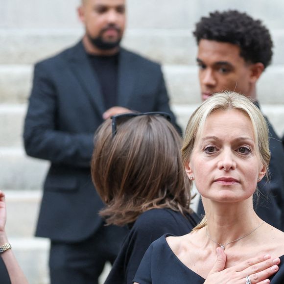 Gaston Ardisson, Manon Ardisson, Audrey Crespo-Mara et son fils Zekou - Sorties des obsèques de Thierry Ardisson en l’église Saint-Roch de Paris, France, le 17 juillet 2025. © Clovis-Jacovides/Bestimage