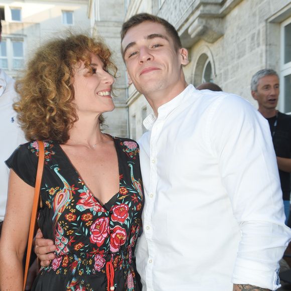 La comédienne Elsa Lunghini est la mère de Luigi Kröner

Elsa Lunghini et son fils Luigi Kröner lors du premier jour de la 11ème édition du festival du Film Francophone d'Angoulême, France, le 21 août 2018. © Coadic Guirec/Bestimage