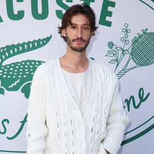 L'acteur Pierre Niney a également pu profiter des paysages époustouflant de cette destination de rêve en famille fin 2025 et début 2026.

Pierre Niney au photocall du défilé Lacoste Collection Femme Prêt-à-Porter Printemps/Eté 2026 lors de la Fashion Week de Paris (PFW), au Lycée Carnot, à Paris, France, le 5 octobre 2025. © Sam Delpech/Bestimage