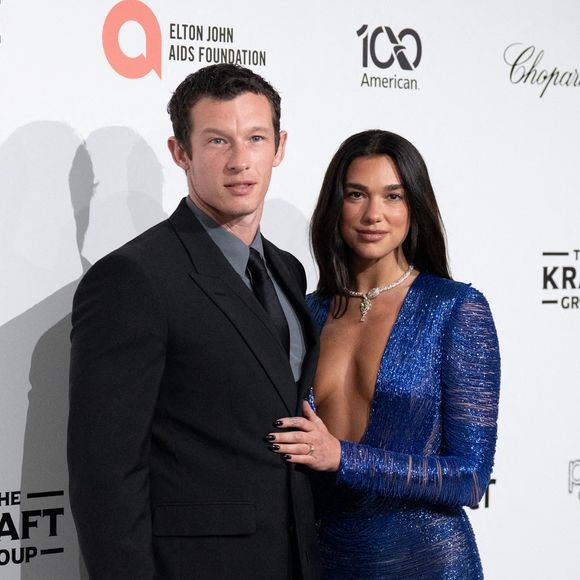 Callum Turner et Dua Lipa arrivent sur le tapis rouge de la 34e soirée de visionnage des Oscars de la Fondation Elton John AIDS au West Hollywood Park à Hollywood en Californie le 15 mars 2026. Photo by Connor Terry)/SPUS/ABACAPRESS.COM