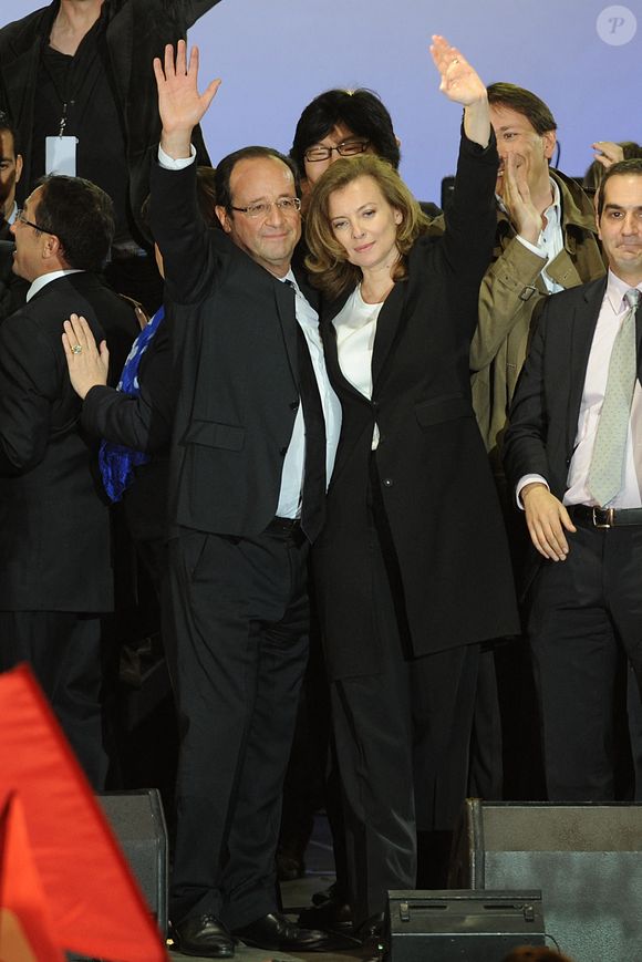 François Hollande et Valérie Trierweiler célèbrent sa victoire place de la Bastille à Paris, France, le 6 mai 2012. Photo de Nicolas Gouhier/ABACAPRESS.COM