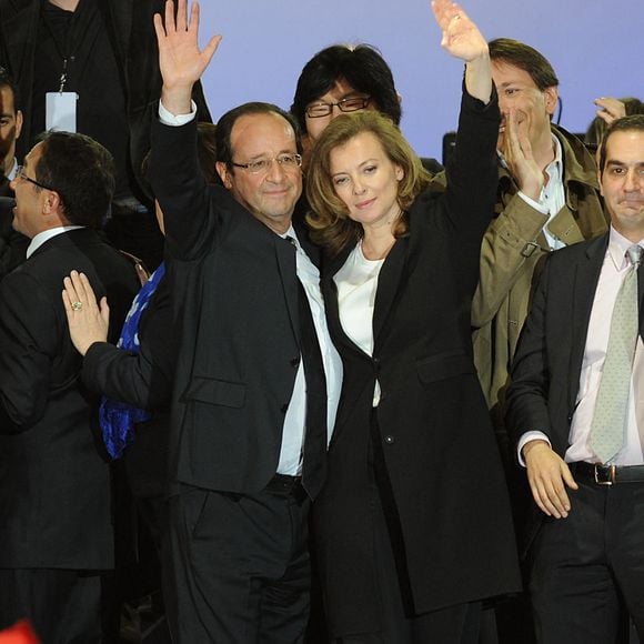 François Hollande et Valérie Trierweiler célèbrent sa victoire place de la Bastille à Paris, France, le 6 mai 2012. Photo de Nicolas Gouhier/ABACAPRESS.COM