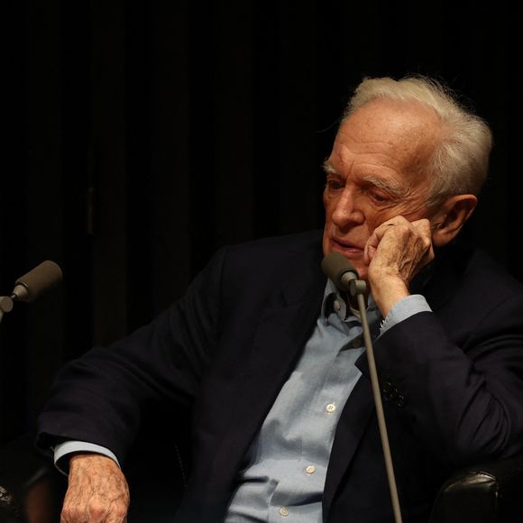 Exclusif - Le journaliste, homme de médias, scénariste, réalisateur et écrivain Philippe Labro à la Station Ausone - Librairie Mollat à Bordeaux, le 18 octobre 2024, pour un échange avec ses lecteurs et la présentation de son romzn "Deux gimlets sur la 5e Avenue" - Gallimard. © Jean-Marc Lhomer/Bestimage