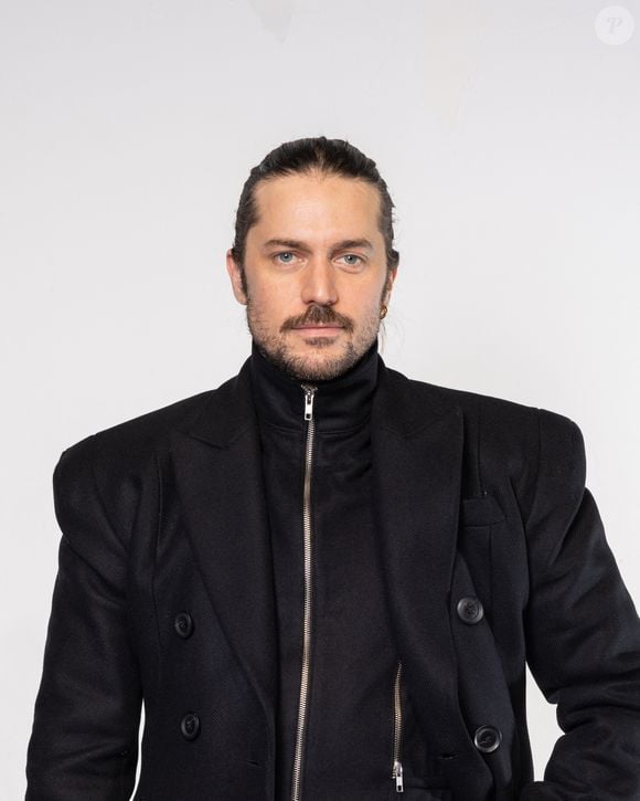 Il s'agit de Lucas Bravo, qui incarne le chef Gabriel.

Lucas Bravo- Photocall du défilé LGN - Louis Gabriel Nouchi lors de la Paris Fashion Week - Mode Homme automne/hiver 25-26, Paris, France, 22 Janvier 2025. © Jeremy Melloul / Bestimage
