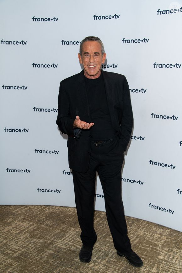 Thierry Ardisson lors du photocall dans le cadre de la conférence de presse de France Télévisions au Pavillon Gabriel à Paris, France, le 24 août 2021. © Pierre Perusseau/Bestimage
