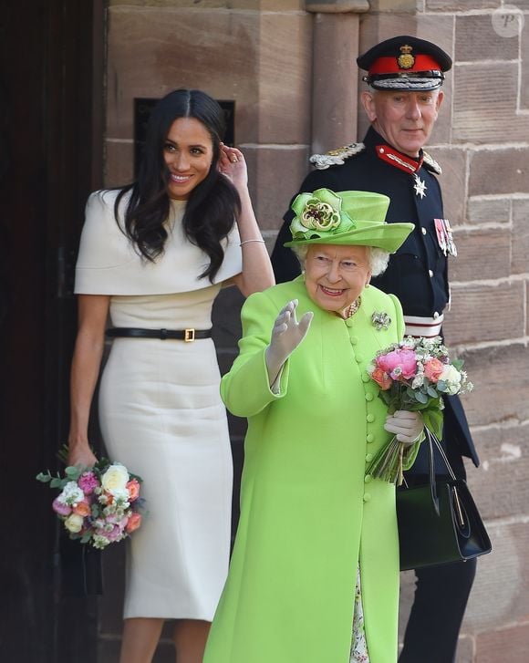 Meghan Markle, duchesse de Sussex, effectue son premier déplacement officiel avec la reine Elisabeth II d'Angleterre, lors de leur visite à Chester. Le 14 juin 2018 (Backgrid UK/ Bestimage).