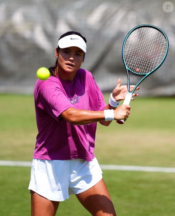 Emma Raducanu lors d'une séance d'entraînement au All England Lawn Tennis and Croquet Club à Wimbledon avant les Championnats de Wimbledon qui débutent demain. Date de la photo : dimanche 29 juin 2025. ... Wimbledon 2025 - Avant-premières - Dimanche 29 juin ... 29-06-2025 ... Paris ... UK ... Le crédit photo doit être lu comme suit : John Walton/PA Wire.
