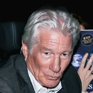 Elle a confié qu'avant son passage au JT de TF1, il avait demandé un gourou, un tapis et une pièce noire pour enlever "les mauvaises ondes de Frou-frou"... un comportement qui a marqué Christine Bravo.

Richard Gere arrive à la projection du film Dalai Lama - The Wisdom of Happiness (Sagesse du bonheur) entouré de fans à Anteo Palazzo del Cinema, Milan, Italie le 25 mai 2025. Photo by Alessandro Bremec/IPA/ABACAPRESS.COM