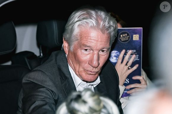 Elle a confié qu'avant son passage au JT de TF1, il avait demandé un gourou, un tapis et une pièce noire pour enlever "les mauvaises ondes de Frou-frou"... un comportement qui a marqué Christine Bravo.

Richard Gere arrive à la projection du film Dalai Lama - The Wisdom of Happiness (Sagesse du bonheur) entouré de fans à Anteo Palazzo del Cinema, Milan, Italie le 25 mai 2025. Photo by Alessandro Bremec/IPA/ABACAPRESS.COM