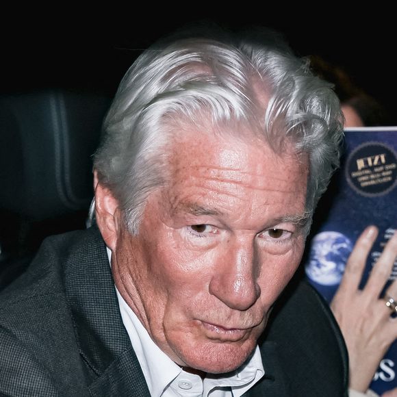 Elle a confié qu'avant son passage au JT de TF1, il avait demandé un gourou, un tapis et une pièce noire pour enlever "les mauvaises ondes de Frou-frou"... un comportement qui a marqué Christine Bravo.

Richard Gere arrive à la projection du film Dalai Lama - The Wisdom of Happiness (Sagesse du bonheur) entouré de fans à Anteo Palazzo del Cinema, Milan, Italie le 25 mai 2025. Photo by Alessandro Bremec/IPA/ABACAPRESS.COM