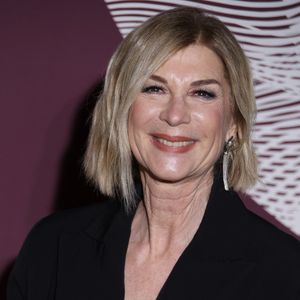 "Alors aujourd'hui on continue sur les mouvements c'est ce que je fais quand je suis en tournée pour muscler les bras et le dos et après les jambes."

Michèle Laroque au photocall du dîner de la 51ème cérémonie des César au Fouquet's à Paris, France, le 27 février 2026. © Denis Guignebourg/Bestimage