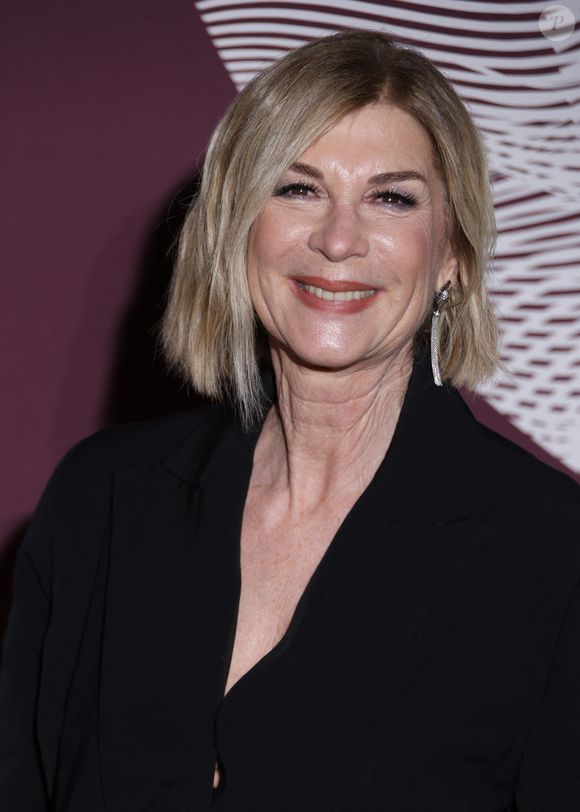 "Alors aujourd'hui on continue sur les mouvements c'est ce que je fais quand je suis en tournée pour muscler les bras et le dos et après les jambes."

Michèle Laroque au photocall du dîner de la 51ème cérémonie des César au Fouquet's à Paris, France, le 27 février 2026. © Denis Guignebourg/Bestimage