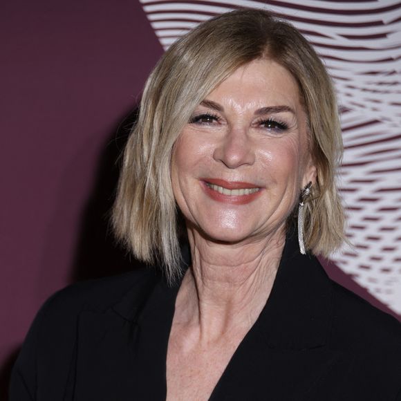 "Alors aujourd'hui on continue sur les mouvements c'est ce que je fais quand je suis en tournée pour muscler les bras et le dos et après les jambes."

Michèle Laroque au photocall du dîner de la 51ème cérémonie des César au Fouquet's à Paris, France, le 27 février 2026. © Denis Guignebourg/Bestimage