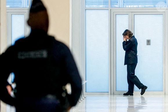 Adèle Haenel a quitté la salle d'audience pour se calmer, après avoir laissé parler sa colère par ces mots "ferme ta gueule" en s'adressant à C.Ruggia - Deuxième jour du procès de C.Ruggia, accusé d'agressions sexuelles sur mineures, dont l'actrice A.Haenel alors âgée entre 12 et 14 ans au moment des faits, devant le tribunal correctionnel de Paris, le 10 décembre 2024.