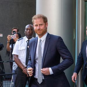 Cependant, son déplacement au Royaume-Uni a finalement été repoussé

Le prince Harry, duc de Sussex, quitte la Haute Cour de Londres au deuxième jour de son témoignage contre un tabloïd accusé de piratage de messageries téléphoniques. C'est la première apparition d'un membre de la famille royale à la barre en plus d'un siècle. Londres, le 7 juin 2023. 
© Tayfun Salci / Zuma Press / Bestimage