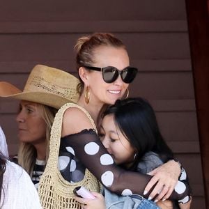 Exclusif - Laeticia Hallyday accompagnée de son compagnon Frédéric Suant et de sa fille Joy sont aller acceuillir Jade à l'aéroport de Saint-Barthélemy-Rémy-de-Haenen où tout le monde se retrouve pour le 50ème anniversaire de Laeticia, à Saint-Jean, Saint-Barthélémy, Antilles françaises, France, le 15 mars 2025. DOMINIQUE JACOVIDES / BESTIMAGE