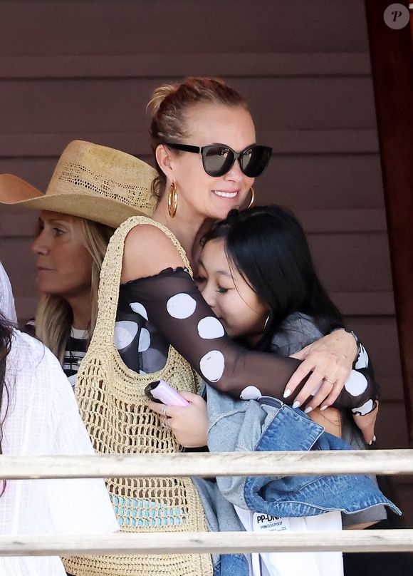 Exclusif - Laeticia Hallyday accompagnée de son compagnon Frédéric Suant et de sa fille Joy sont aller acceuillir Jade à l'aéroport de Saint-Barthélemy-Rémy-de-Haenen où tout le monde se retrouve pour le 50ème anniversaire de Laeticia, à Saint-Jean, Saint-Barthélémy, Antilles françaises, France, le 15 mars 2025. DOMINIQUE JACOVIDES / BESTIMAGE