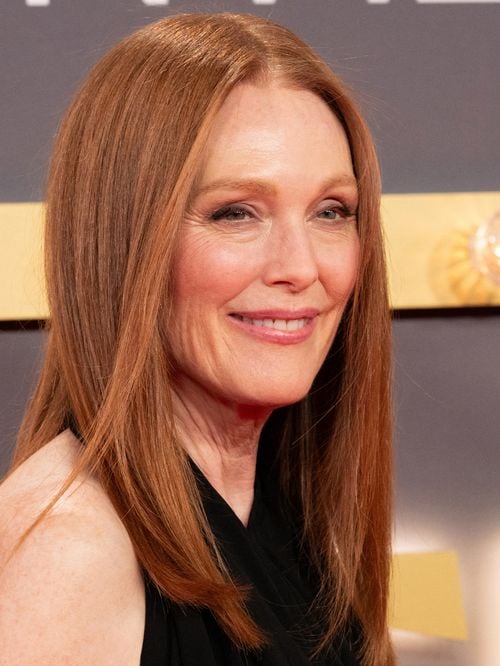 La manucure bordeaux foncé de Julianne Moore, la tendance chic et sophistiquée à adopter cet automne