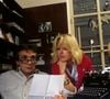 Les photos le montrent aussi bien à son bureau qu'auprès de ses fils Davy et Romain.

Archives - En France, à Paris, Michel Sardou chez lui avec sa femme en novembre 1985.
