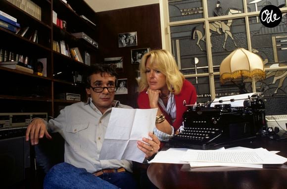 Les photos le montrent aussi bien à son bureau qu'auprès de ses fils Davy et Romain.

Archives - En France, à Paris, Michel Sardou chez lui avec sa femme en novembre 1985.
