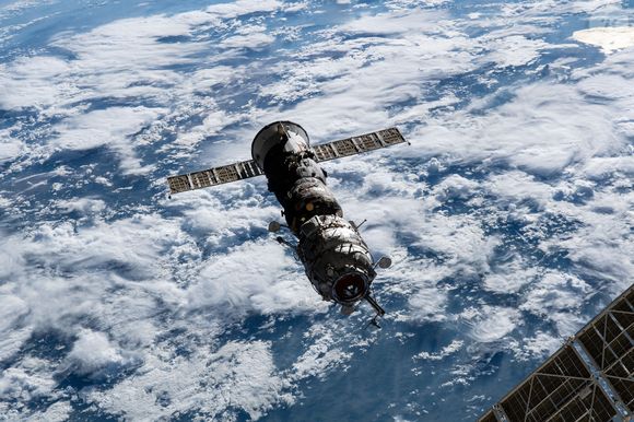 Thomas Pesquet et les aurores australes visibles au-dessus de l'océan Indien depuis la station spatiale internationale, le 26 juillet 2021.