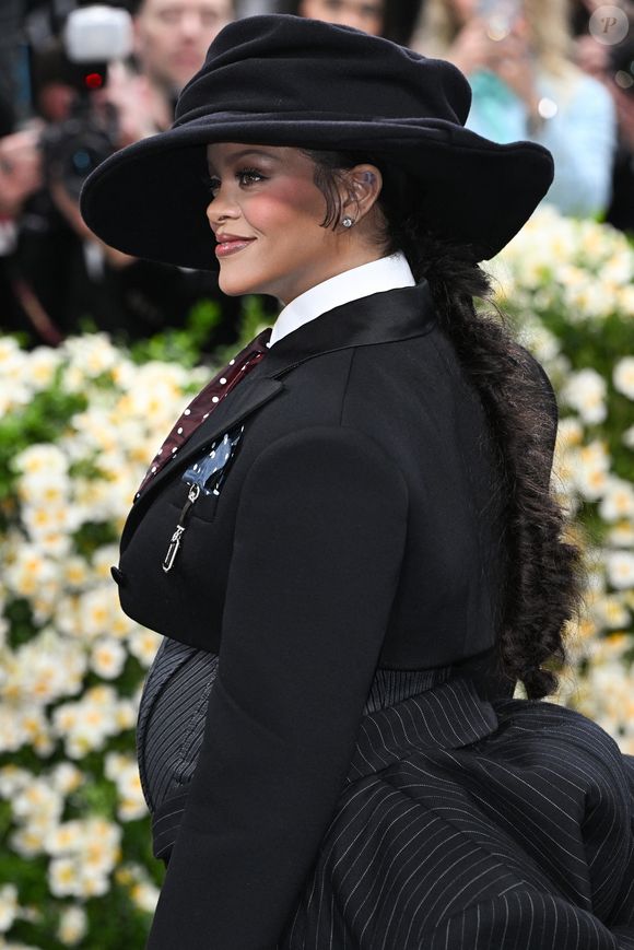 Elle a dévoilé son baby bump dans une tenue sophistiquée.

Rihanna au gala du Met, à New York, le 5 mai 2025.

Photo : Starmax / Bestimage