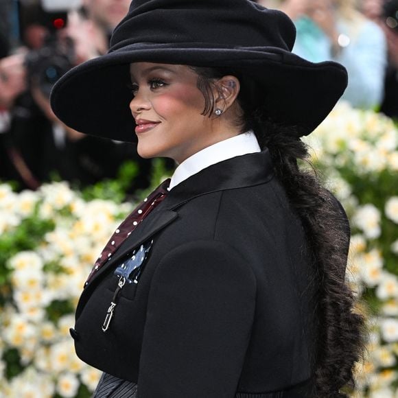 Elle a dévoilé son baby bump dans une tenue sophistiquée.

Rihanna au gala du Met, à New York, le 5 mai 2025.

Photo : Starmax / Bestimage