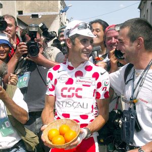 Lance Armstrong remporte le Tour de France 2002 pour la quatrième fois consécutive. Sur la photo : Laurent Jalabert (France) dans les rues de Paris. © Gero Breloer/DPA/ABACA. 36834-6. Paris-France. 28/7/02.