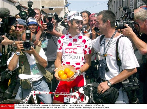 Lance Armstrong remporte le Tour de France 2002 pour la quatrième fois consécutive. Sur la photo : Laurent Jalabert (France) dans les rues de Paris. © Gero Breloer/DPA/ABACA. 36834-6. Paris-France. 28/7/02.