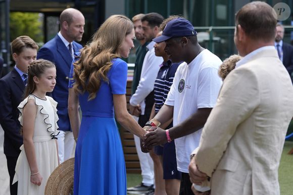 Ils ont toutefois réagi humblement sur les réseaux sociaux à la journée de commémoration.

Le prince William, prince de Galles, et Catherine (Kate) Middleton, princesse de Galles, le prince George de Galles et Princesse Charlotte  lors de la finale hommes de Wimbledon le 13 juin 2025
©Andrew Matthews/WPA-Pool