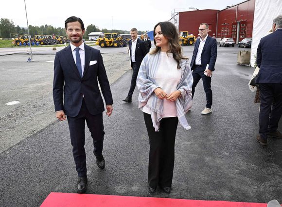Le prince Carl Philip et la princesse Sofia enceinte sont aperçus en train de visiter des entreprises à Karlstad, en Suède, le 5 septembre 2024. Photo par Simone Syversson/Stella Pictures/Abaca