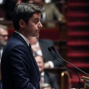 Gabriel Attal lors d'un débat sur deux motions de censure contre le gouvernement français, déposées par l'alliance des partis de gauche le "Nouveau Front Populaire" (NFP) et le parti d'extrême droite Rassemblement National, après l'utilisation par le gouvernement français de l'article 49.3 à l'Assemblée nationale à Paris, le 4 décembre 2024. © Stéphane Lemouton / Bestimage