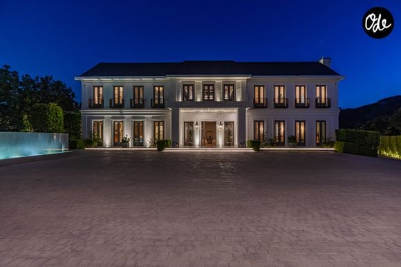 L’ancienne propriété de Ben Affleck et Jennifer Lopez à Beverly Hills s’étend sur près de deux hectares. La résidence compte 12 chambres, 24 salles de bains, une piscine à débordement, un vaste complexe sportif et un garage pouvant accueillir 12 voitures. Crédit photo : Simon Berlyn.