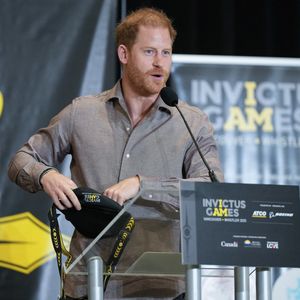 Le prince Harry joue au volley-ball assis avec les enfant de l'école primaire Shaughnessy dans le cadre du lancement des jeux Invictus à l'école à Vancouver le 18 novembre 2024.