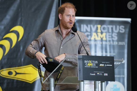 Le prince Harry joue au volley-ball assis avec les enfant de l'école primaire Shaughnessy dans le cadre du lancement des jeux Invictus à l'école à Vancouver le 18 novembre 2024.