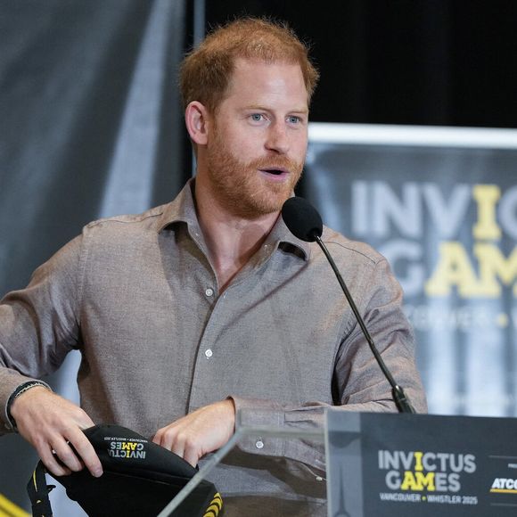 Le prince Harry joue au volley-ball assis avec les enfant de l'école primaire Shaughnessy dans le cadre du lancement des jeux Invictus à l'école à Vancouver le 18 novembre 2024.