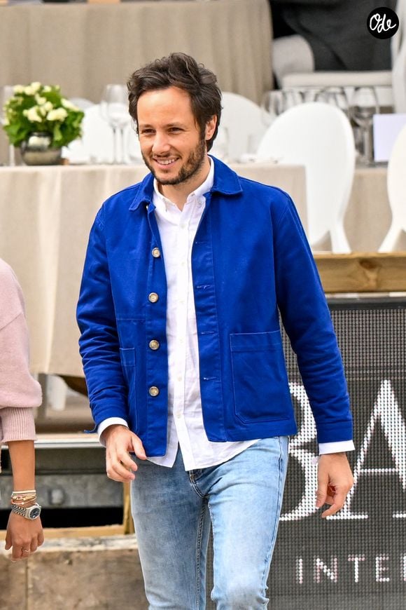 Le chanteur Vianney à la reconnaissance du prix Barnes lors de la 10ème édition du "Longines Paris Eiffel Jumping" à la Plaine de Jeux de Bagatelle à Paris, France, le 22 juin 2024.

© Perusseau-Veeren/Bestimage