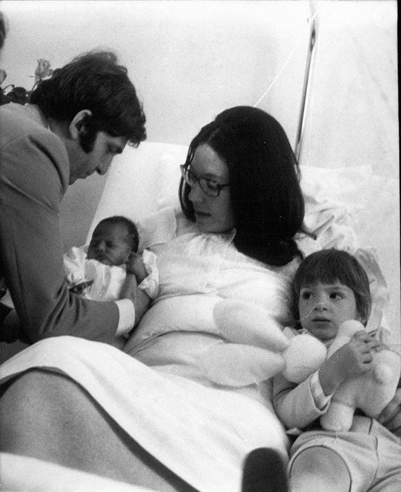 Comme elle le confie dans cette interview, "mettre mes enfants à l’abri", était sa priorité absolue, même si cela signifiait s’éloigner d’eux pendant de longues périodes...

13 janvier 1970 - La chanteuse Nana Mouskouri et sa famille avec le nouveau-né Nicolas Photo by Keystone Press Agency/ZUMA Press Wire/ABACAPRESS.COM