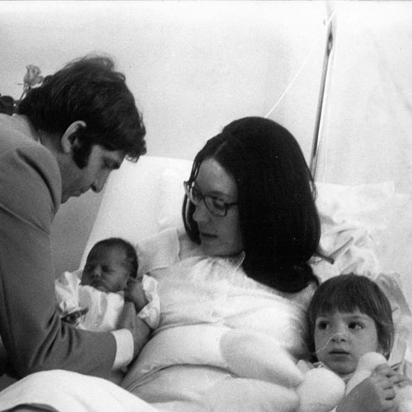 Comme elle le confie dans cette interview, "mettre mes enfants à l’abri", était sa priorité absolue, même si cela signifiait s’éloigner d’eux pendant de longues périodes...

13 janvier 1970 - La chanteuse Nana Mouskouri et sa famille avec le nouveau-né Nicolas Photo by Keystone Press Agency/ZUMA Press Wire/ABACAPRESS.COM