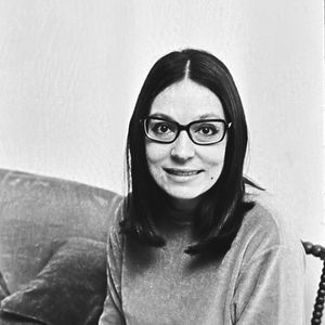 La chanteuse grecque Nana Mouskouri photographiée pour "The Sun". 1970 Photo The Sun/News Licensing/ABACAPRESS.COM