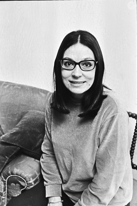 La chanteuse grecque Nana Mouskouri photographiée pour "The Sun". 1970 Photo The Sun/News Licensing/ABACAPRESS.COM