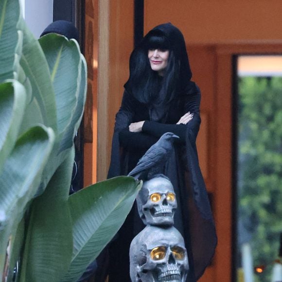 Exclusif - Alors que Jade est rentrée du lycée, maintenant au volant de sa nouvelle voiture, avec sa soeur Joy et Aliosha, le fils de J.Lespert, Laeticia Hallyday et son compagnon Jalil Lespert arrivent à la villa en fin d’après-midi avec les filles de ce dernier.
Pendant de longues minutes, ils discutent devant la maison avec un voisin, et sans doute un fan de Johnny Hallyday, car il montre à Laeticia une photo de lui et son défunt mari, ainsi qu’un papier manuscrit, qu’il finit par lui donner.
A l’issue de cette discussion, Laeticia et Jalil vont préparer la décoration de la maison pour Halloween. Jalil bricole sur un squelette et autre monstre avec capteur qui se déclenche automatiquement, tandis que Laeticia sort des gros saladiers entiers remplis de bonbons.
La nuit tombe et les enfants du quartier défilent non stop pour un "trick or treat” sur le pas de porte de Laeticia et Jalil, qui avaient mis de la musique de Halloween pour l’occasion.
Jade réceptionne, quant à elle, quelques cadeaux avec le sourire, dans une ambiance festive de cette rue résidentielle de Pacific Palisades.
Laeticia s’est déguisée cette année en sorcière, avec une longue cape noire et une perruque brune. Ce n’est qu’à la nuit tombée que le couple part se promener à pieds dans le quartier. Le 31 octobre 2022