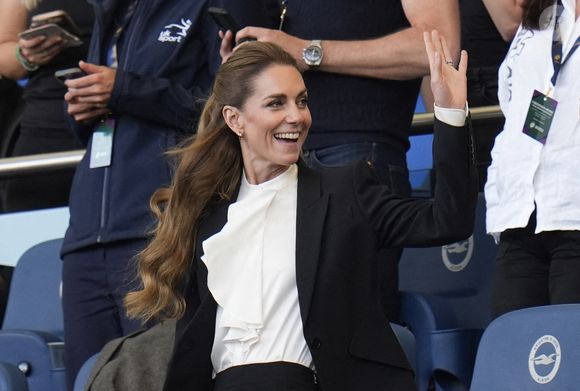 La Princesse de Galles est apparue avec une nouvelle chevelure ce samedi 6 septembre.

La Princesse de Galles prend place dans les tribunes avant la seconde mi-temps du match de poule A de la Coupe du monde féminine de rugby 2025 au Brighton and Hove Albion Stadium, Brighton. Samedi 6 septembre 2025. © Matthews Andrew/PA Photos/ABACA