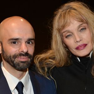 Cette profession, qui compte seulement 3 718 membres en France, consiste notamment à faire appliquer les décisions de justice et à réaliser des constats.
Arielle Dombasle et Ludwig Briand (Mimi-Siku, "Un Indien dans la ville") lors de la soirée de clôture du 9ème festival 2 Valenciennes, le 23 mars 2019.
© Veeren Ramsamy / Bestimage