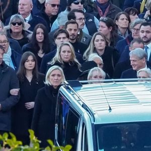 Marine Le Pen, ses soeurs Marie Caroline et Yann, Mathilde Chauffroy et son mari Matthieu Parent, Nolwenn Olivier, Jany Le Pen, Pierriette Le Pen et son petit fils et les autres membre du clan Le Pen - Le clan Le Pen se rend au cimetière de la Trinité-sur-Mer après les obsèques de Jean-Marie Le Pen en l'église Saint-Joseph le 11 janvier 2025.
Dominique Jacovides / Guillaume Collet / Bestimage