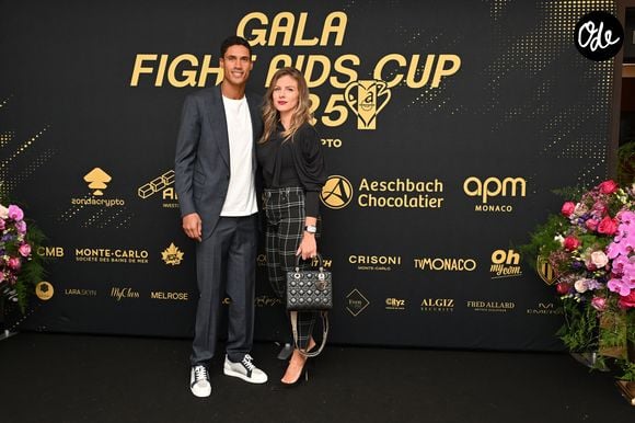 Raphaël Varane et son épouse Camille Tytgat durant la soirée de Gala au Fairmont hotel à Monaco après  la cinquième édition de la Fight Aids Cup, un match de football caritatif qui s'est déroulé au stade Louis II à Monaco, le 22 janvier 2025, qui a opposé l'équipe du Cirque FC de la princesse Stéphanie et les Barbagiuans du prince Albert. © Bruno Bebert / Bestimage