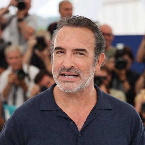 Jean Dujardin possède une maison dans une commune qu'il affectionne particulièrement.

Jean Dujardin assiste au photocall de "November (Novembre)" lors de la 75ème édition du festival de Cannes au Palais des Festivals à Cannes, France.  © David Boyer/ABACAPRESS.COM